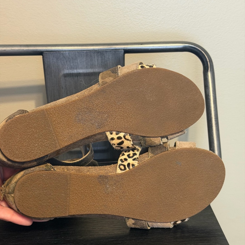 Betsey Johnson Camo Suede Leopard Strap Flat Sandals Back Zip Women’s 7.5 - Picture 13 of 13
